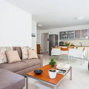  Apartamento Spacious 3-bedroom With Courtyard In - Perfect For Families Italia